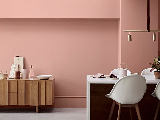 现代家具前面的墙漆成粉红色