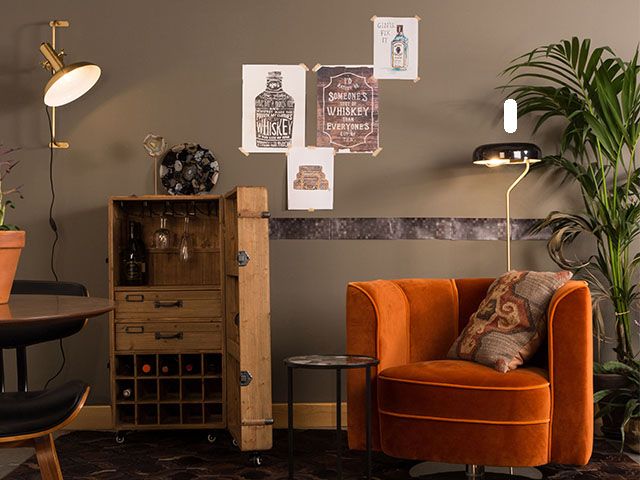橙色天鹅绒椅子-如何把70年代的闪光带进你的室内设计方案-灵感- goodhomesmagazine.com