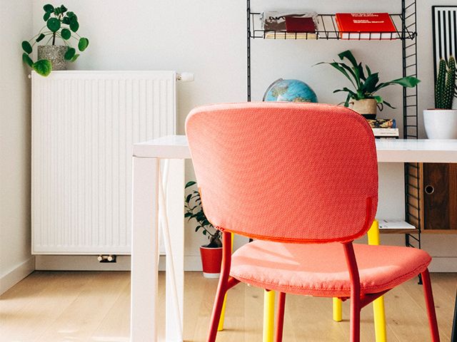 红色办公椅- 5个最好的颜色装饰家庭办公室-家庭办公室- goodhomesmagazine.com