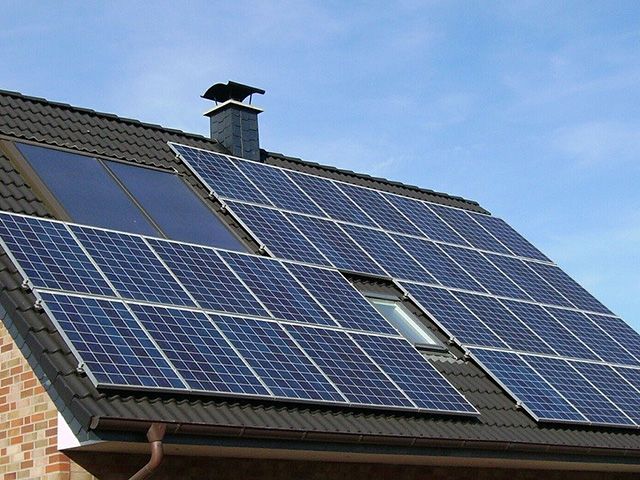 屋顶上的太阳能电池板阵列