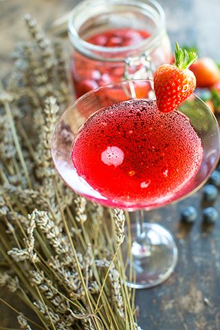 草莓ProSecco鸡尾酒 -  3个鸡尾酒食谱庆祝国家促销日 - 厨房 -  Goodhomesmagazine.com