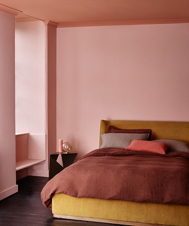 Pnk房间粉红色天花板和黄色床 -  Goodhomesmagazine.com  - 灵感