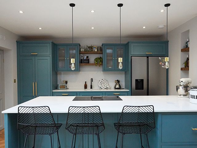 蓝色和金色的厨房-探索这个经典的摇瓶风格的厨房与现代扭曲-厨房- goodhomesmagazine.com