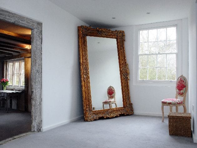 有大的独立镜子的房间框架窗框和椅子