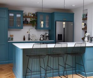 蓝绿色和石英厨房方案-探索这个经典的摇床风格的厨房与现代扭曲-厨房- goodhomesmagazine.com