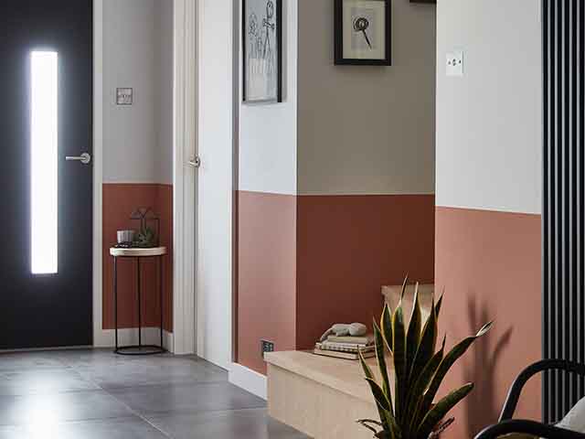 两个色调的油漆走廊- 6个持久的走廊装饰技巧- hallways - goodhomesmagazine.com