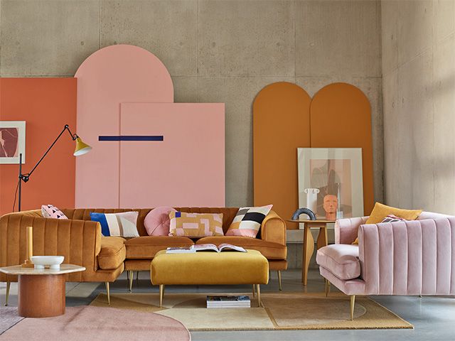 天鹅绒家具客厅- 5橙色装饰的想法-灵感- goodhomesmagazine.com