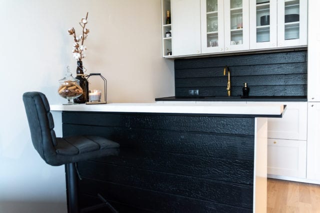 厨房区域的水槽、橱柜和岛台采用黑色木材