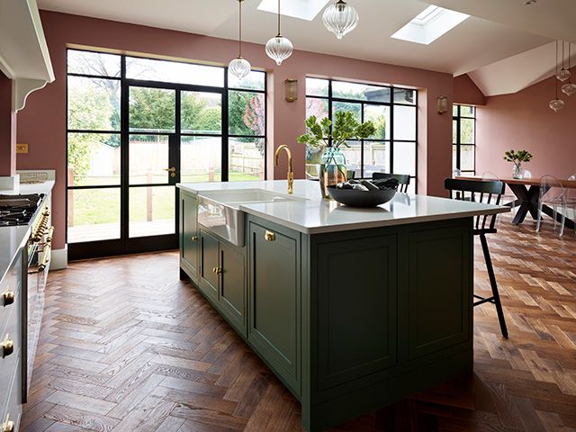 粉红色和绿色的开放式厨房，带有挑剔风格的门- goodhomesmagazine.com
