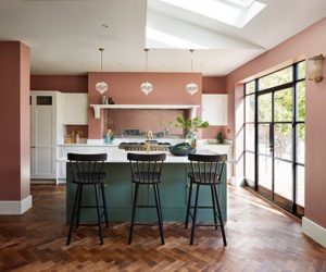 粉红色和绿色的开放式厨房- goodhomesmagazine.com