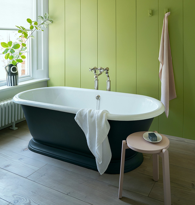 时尚的绿色浴室，带企口镶板-goodhomesmagazine.com