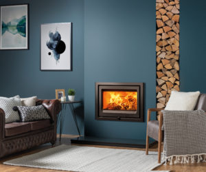 蓝色的客厅里镶着木制火炉