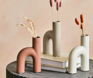 拱形花瓶的内部装饰是玫瑰色和灰色——2020年的趋势:艺术拱形——购物——goodhomesmagazine.com