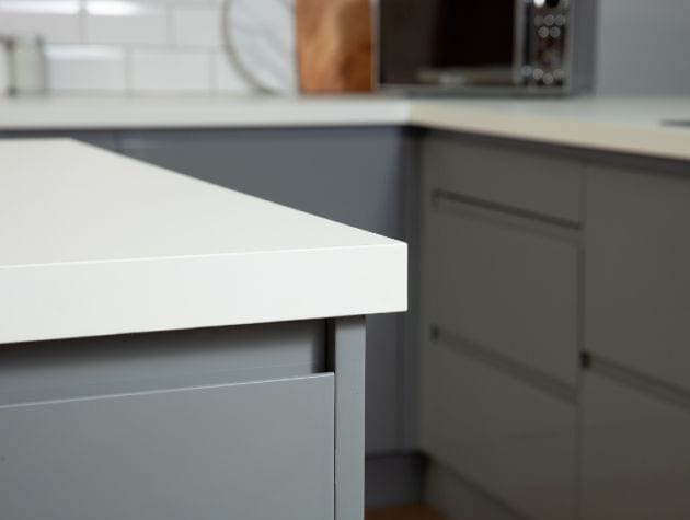 一个白色的厨房台面与灰色的门的特写