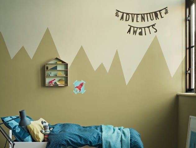 孩子的卧室，有床，玩具和图案墙