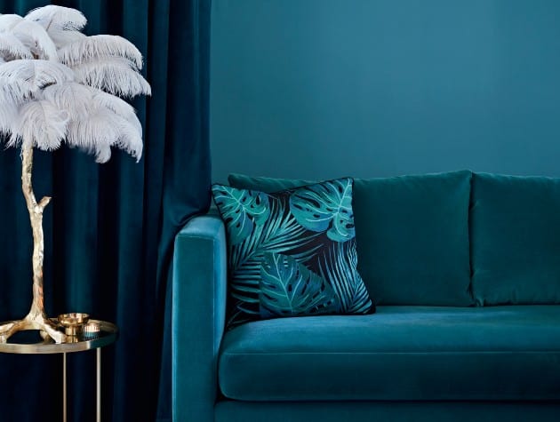沙发墙和窗帘采用不同深浅的蓝色