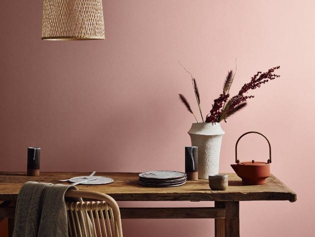 木桌和椅子在桃红色墙壁前面