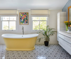 黄色浴室在乡村风格的浴室- goodhomesmagazine.com