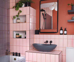 粉色和橙色的浴室- goodhomesmagazine.com