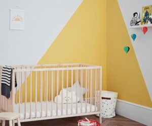儿童的卧室有婴儿床，玩具和芥末三角形在白色墙壁上