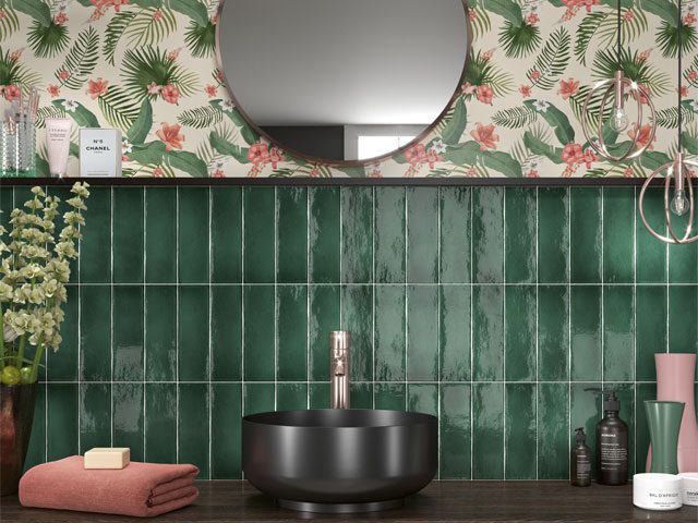 绿色地铁浴室瓷砖用作防溅挡板和花纹壁纸墙的上半部分