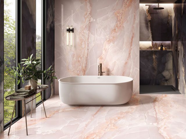 巨幅缟玛瑙瓷砖浴室地板和墙壁上到处都有大量独立浴缸和步入式淋浴区