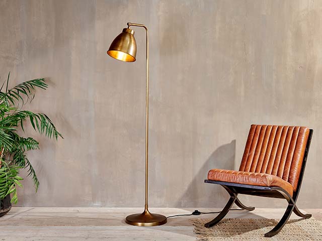 Muturi落地灯在极简主义的休息室与椅子和植物，goodhomesmagazine.com