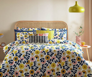 Orla Kiely和服床上用品与明亮的花朵和靠垫，goodhomesmagazine.com