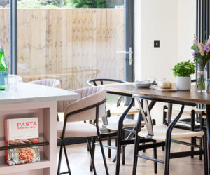 桌子和室外区域显示扩展，厨房改造2021年2月，goodhomesmagazine.com