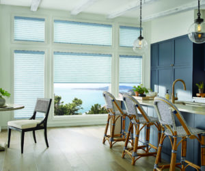 现代藏青色厨房，配有木凳，全景窗和Sonnette™遮光帘