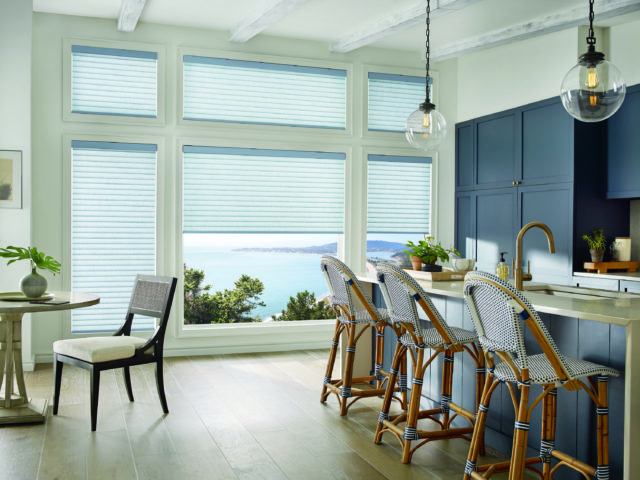 当代海军蓝厨房，木制凳子，全景窗户和Sonnette™窗帘