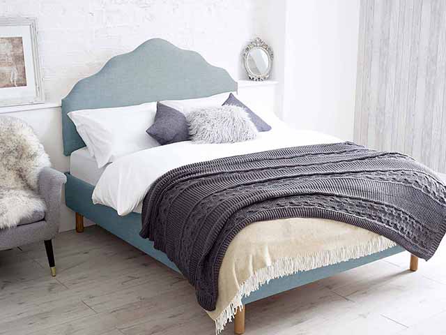 Aimantas软垫床头板和床罩，goodhomesmagazine.com
