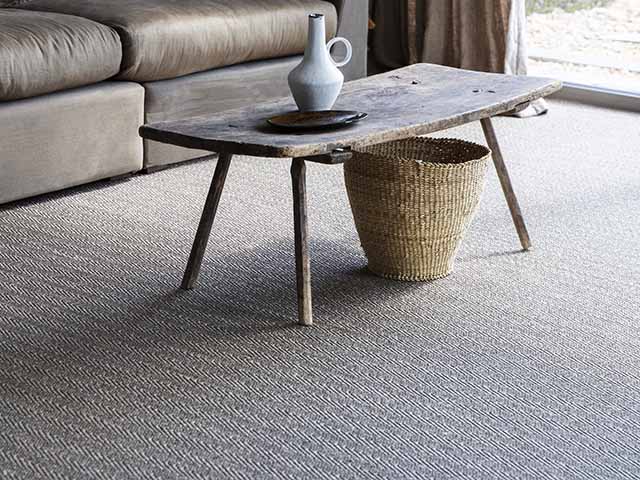Sisal纤维天然地毯在休息室与咖啡桌和沙眼，古德霍姆斯Magazine.com