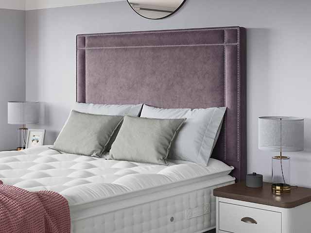 淡紫色织物床头板与剥离床垫，bensons床，goodhomesmagazine.com