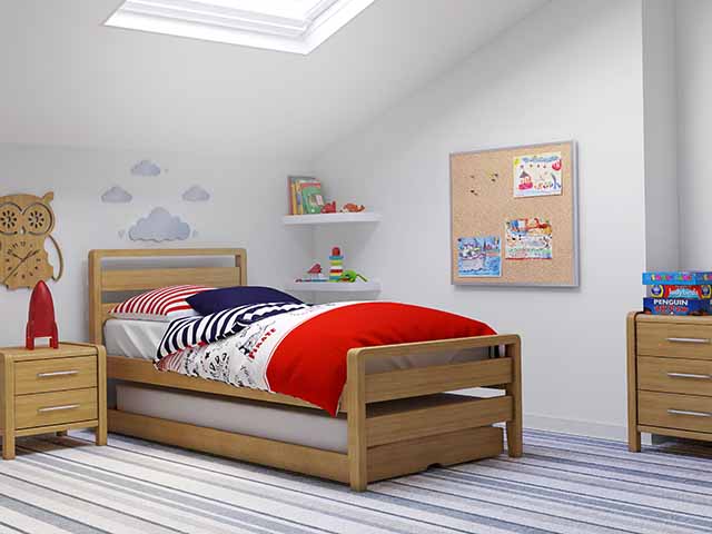阁楼上的木制儿童床，有倾斜的天花板，goodhomesmagazine.com