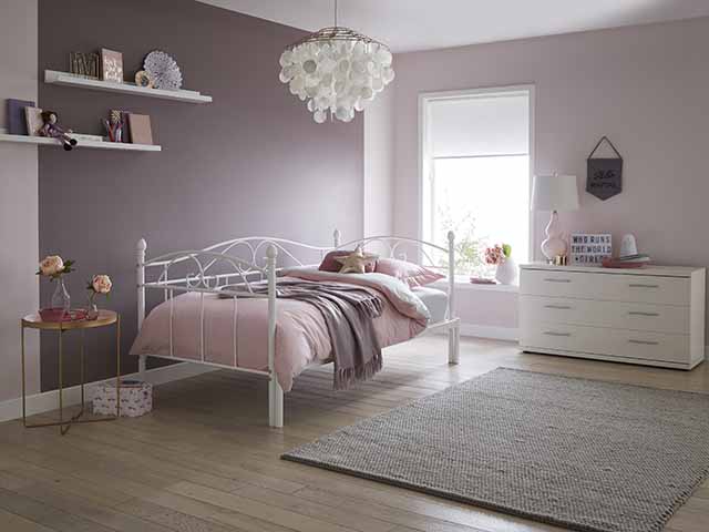 梦想的Kylie White Metal儿童床在粉红色的卧室和柔软的地毯，goodhomesmagazine.com