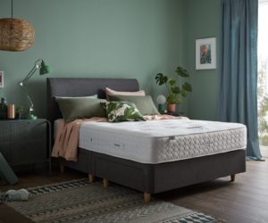 绿色的卧室里有灰色的床和白色的床垫