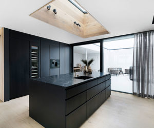 Prospace Black Shaker Style Kitchen | Good Homes杂志