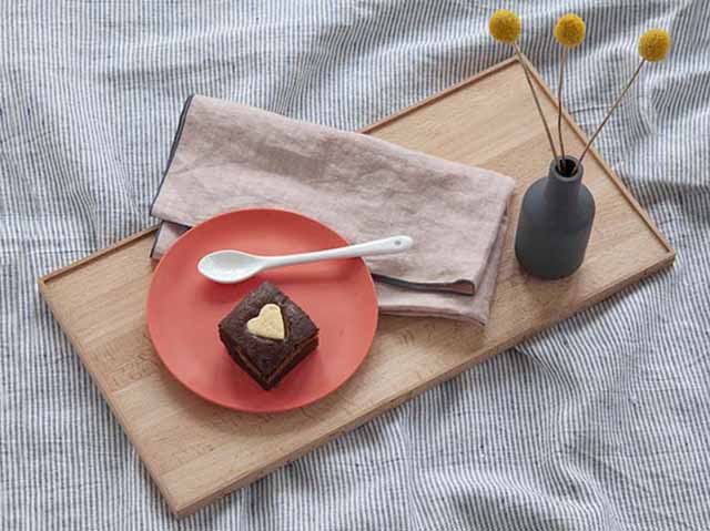 爱果仁巧克力焦糖果仁饼干在盘子与花瓶