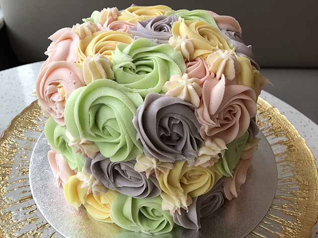 美丽的分层玫瑰花饼蛋糕用香草奶酪，Primrose Bakery，Goodhomesmagazine.com
