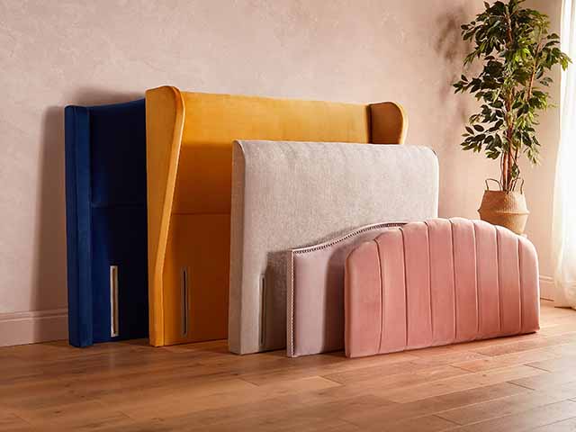 平安夜床头板选择在一系列明亮的颜色和面料，goodhomesmagazine.com