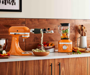 厨房用蜂蜜搅拌机和工匠搅拌机在木材和瓷砖厨房 -  Goodhomesmagazine.com