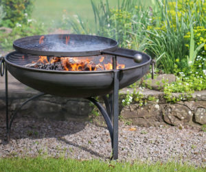 火坑，也可以用来在一个绿色花园的露台上烧烤