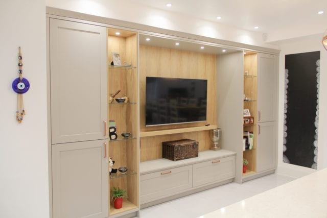 厨房里装有壁挂式电视的橱柜和置物架