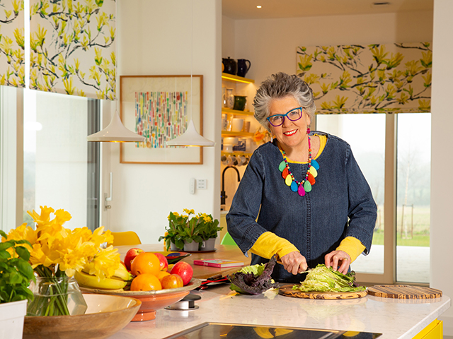 Prue Leith在厨房。图片:Omega Kitchens | Good Homes杂志