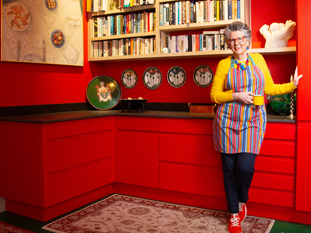 Prue Leith在红色的厨房里。图片:David Lawson为Omega Kitchens | Good Homes杂志拍摄