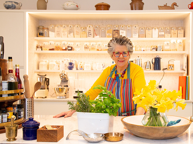Prue Leith在厨房。图片:Omega Kitchens | Good Homes杂志
