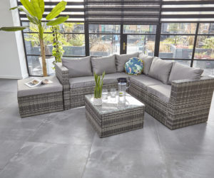 现代客厅，钢框窗和家具Maxi Vancouver 6座组合式灰色藤椅