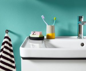 白色卫生间水槽细节用肥皂，牙刷和毛巾