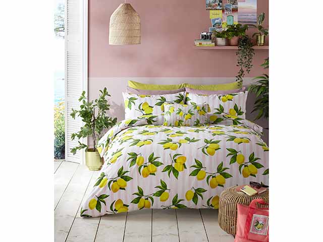粉色夏季卧室的柠檬床上用品，goodhomesmagazine.com